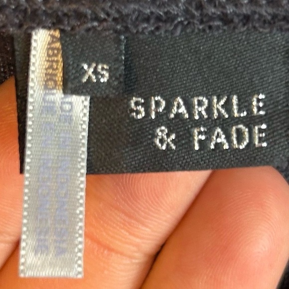 Sparkle & Fade Shirt Loose Fit Roll Tab Cap Sleeves Contrast Trim U-Neck UO - Picture 6 of 8